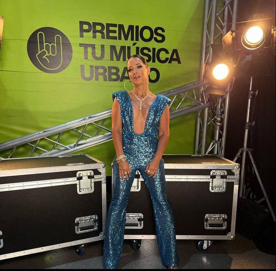 Pero no todo terminó ahí: “Cuando me quité el otro seno me dio MRSA, que es como una enfermedad que es una bacteria resistente a la penicilina y que es muy difícil de eliminar del cuerpo, tienes que hacerse un tratamiento un poco más agresivo. En definitiva, fue complicado pero salí bien, ya llevo 18 años como sobreviviente y me encuentro bien, con buen ánimo, sin ningún deseo de volver a tener ninguna otra enfermedad, pero con el mensaje y la enseñanza de lo que viví”, aseguró.