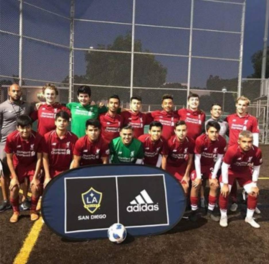 Muma Bernádez está comenzando a destacar como entrenador de fútbol. El catracho entrena a niños.