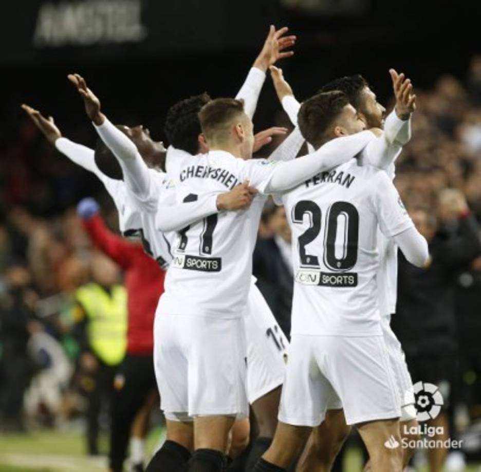Los jugadores del Valencia festejando el gol de Ezequiel Garay. Foto LaLiga.es