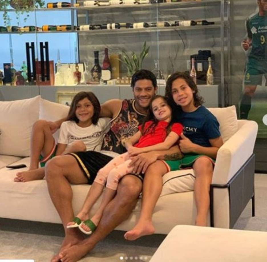 El brasileño Hulk compartió en Navidad con sus hijos, pero no con la madre de ellos ya que la dejó a ella por la sobrina.