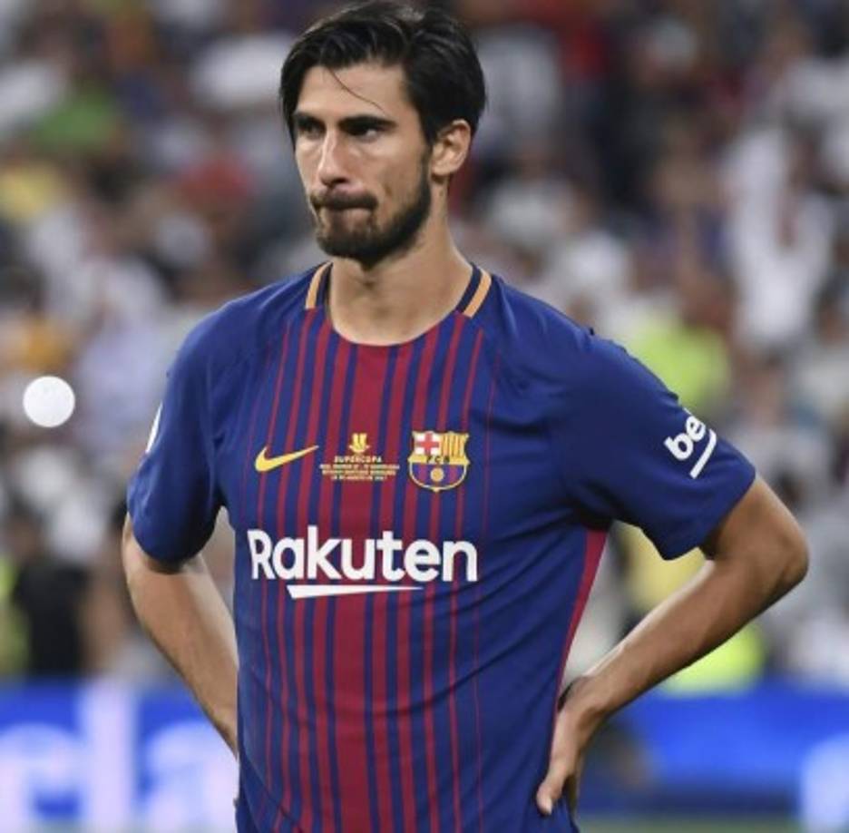 Según apunta Daily Mail, el mediocampista portugués del Barcelona, André Gomes, se habría ofrecido a varios equipos de la Premier League en busca de minutos, los equipos que han mostrado interés son el West Ham y el Tottenham.