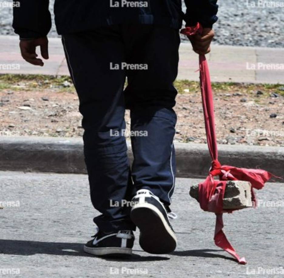 Minutos después del incidente, el rector manifestó su descontento en su cuenta de twitter. 'Condenamos enérgicamente las acciones irresponsables realizadas por la Policía Militar al ingresar al campus y haber disparado contra nuestros estudiantes universitarios', escribió.