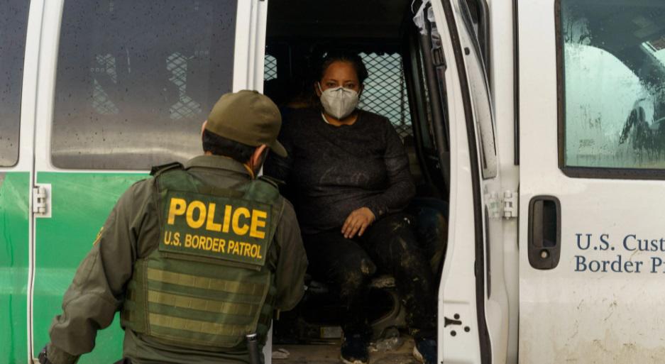 Congresistas piden a Biden revocar política de deportación rápida de migrantes