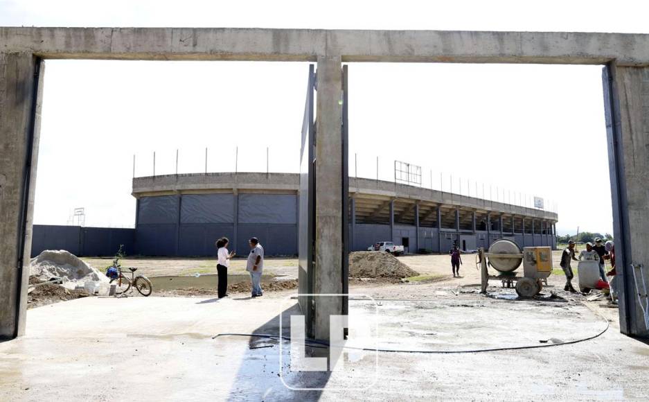 Los portones de la entrada del estadio Parrillas One están instalados y listos para abrirse por primera vez para albergar un partido de fútbol oficial.