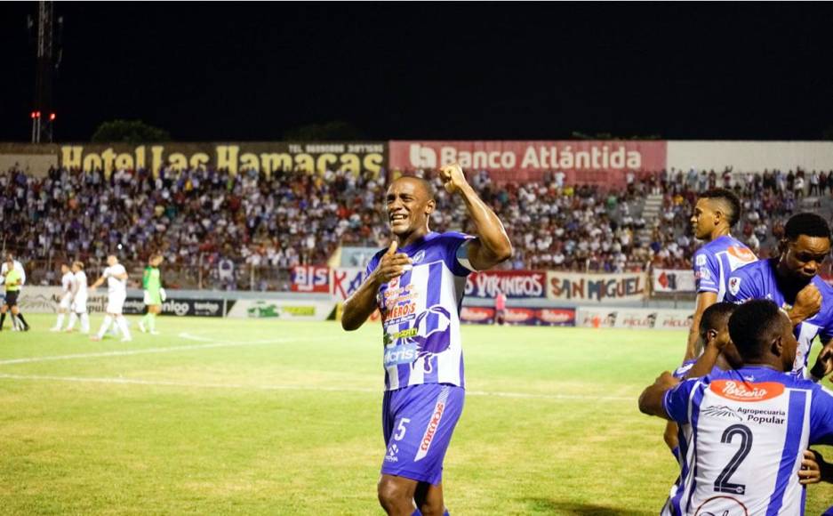 Carlos Palacios jugó su partido de despedida con Victoria en el duelo ante Olimpia. El defensa está a un paso de su retiro como profesional a sus 40 años y celebró a lo grande el triunfo contra el León.