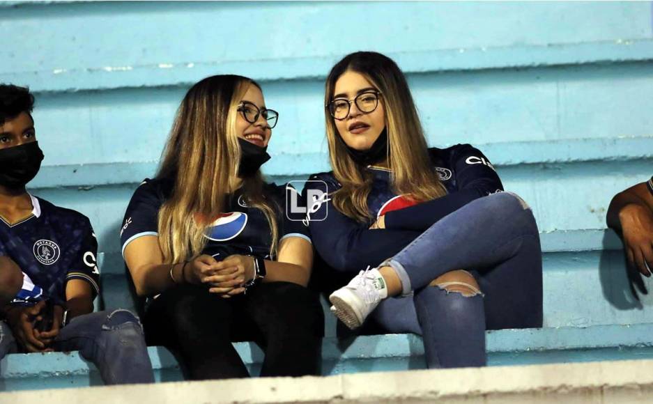 Dos aficionadas del Motagua charlando antes del inicio del partido.