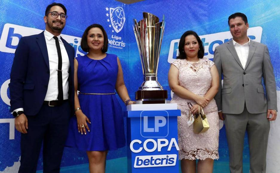 Así fue la presentación de la Copa Betcris: Novedoso trofeo y la belleza de Isabel Zambrano