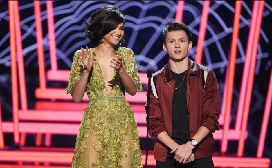 Finalmente, Tom Holland expresó que no comentaría más detalles sobre su relación con Zendaya hasta que ella estuviera presente. ‘No es algo sobre lo que pueda hablar sin ella. La respeto demasiado. No es mi historia, es nuestra historia. Y ya contaremos lo que sea cuando estemos preparados para hacerlo juntos’, apuntó Holland.