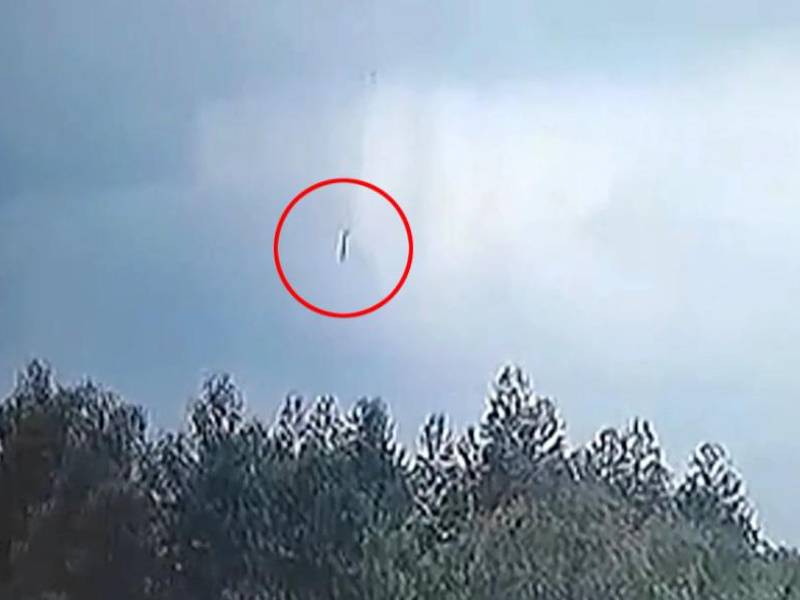 Un avión de la compañía China Eastern Airlines con 132 pasajeros se estrelló el lunes en el suroeste de China, tras una brutal caída de 8,000 metros, un accidente aéreo que podría resultar el más mortífero en este país desde 1994.