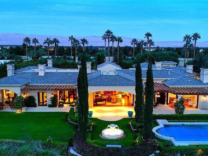 Foto panorámica de la mansión de las Kardashian.