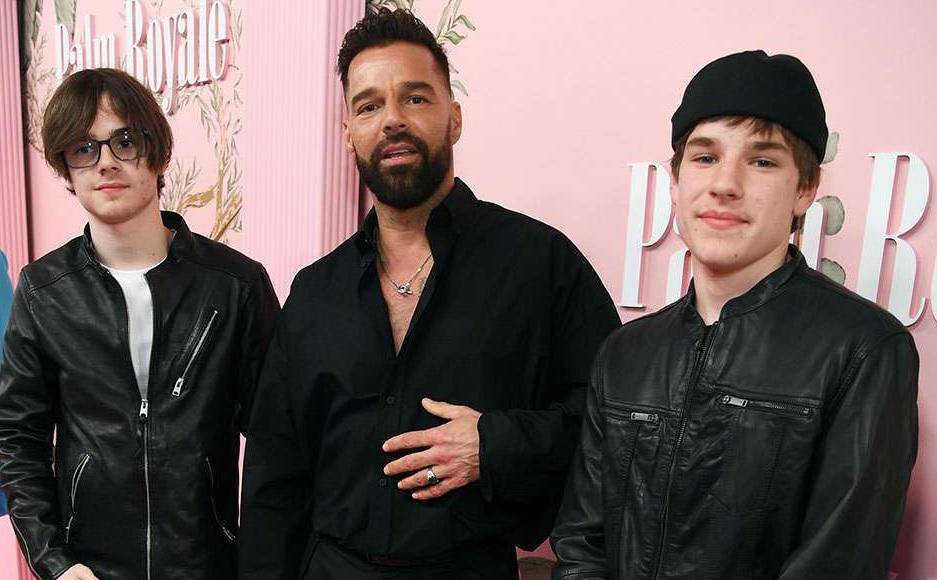 ¡Ricky Martin hizo de la alfombra roja un asunto de familia! El jueves pasado, el cantante, de 52 años, estuvo acompañado por sus hijos gemelos Matteo y Valentino, de 15, cuando el trío asistió al estreno mundial de la serie “Palm Royale” en Beverly Hills, California. 