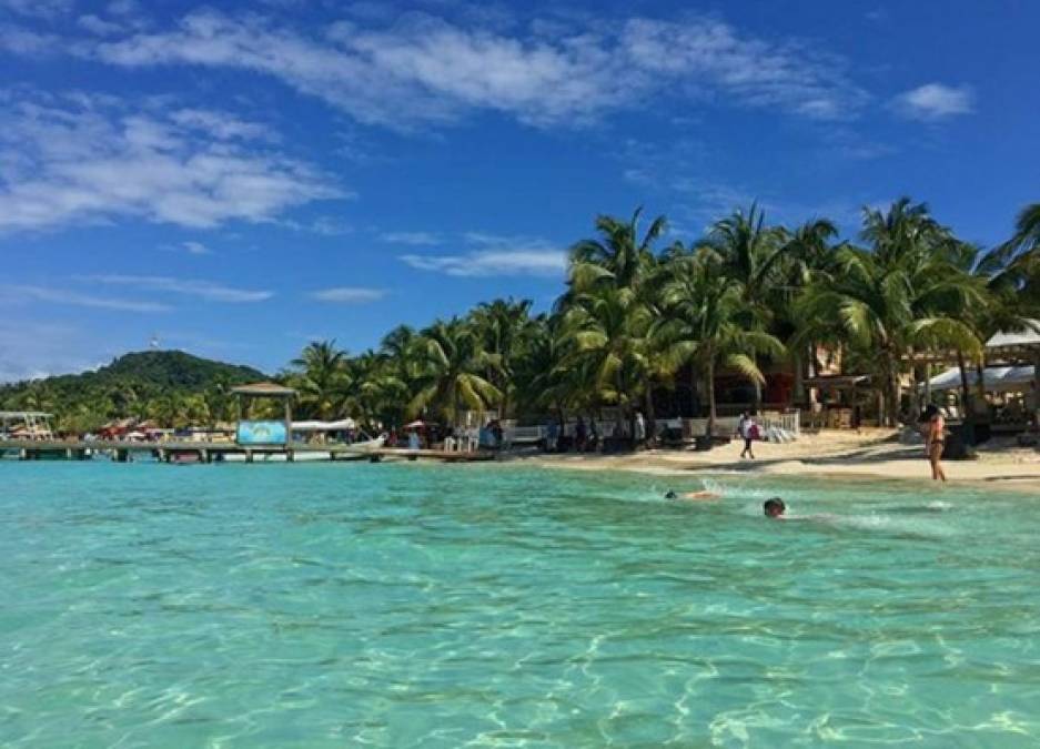 West Bay se caracteriza por su arena blanca y las cristalinas aguas en la isla Roatán, en el Caribe hondureño.