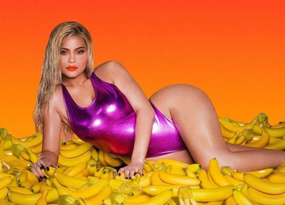 'Reina cosmética de $900 millones, Kylie Jenner, a los 21 años, ella se convertirá en la millonaria más joven por cuenta propia. Bienvenidos al mundo del apalancamiento de la fama extrema' reza la portada de la revista especializada en economía y finanzas.<br/>