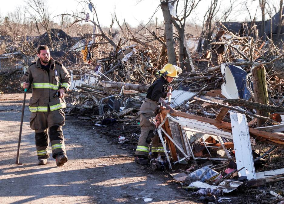 Las autoridades estadounidenses se agarran todavía a que se produzca un “milagro” y se encuentre con vida a las personas que se teme estén bajo los escombros de la fabrica de velas de Mayfield (Kentucky) destrozada por un tornado en la madrugada del sábado, suceso que dejó al menos 64 muertos.