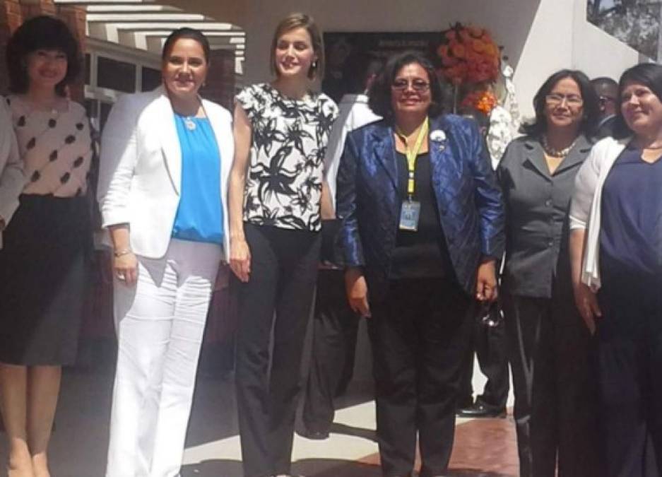 La visita de la reina Letizia también incluyó la visita a la Universidad Nacional Autónoma de Honduras y posteriormente acudió a varios proyectos que la Cooperación Española realiza en la ciudad de Comayagua.<br/>