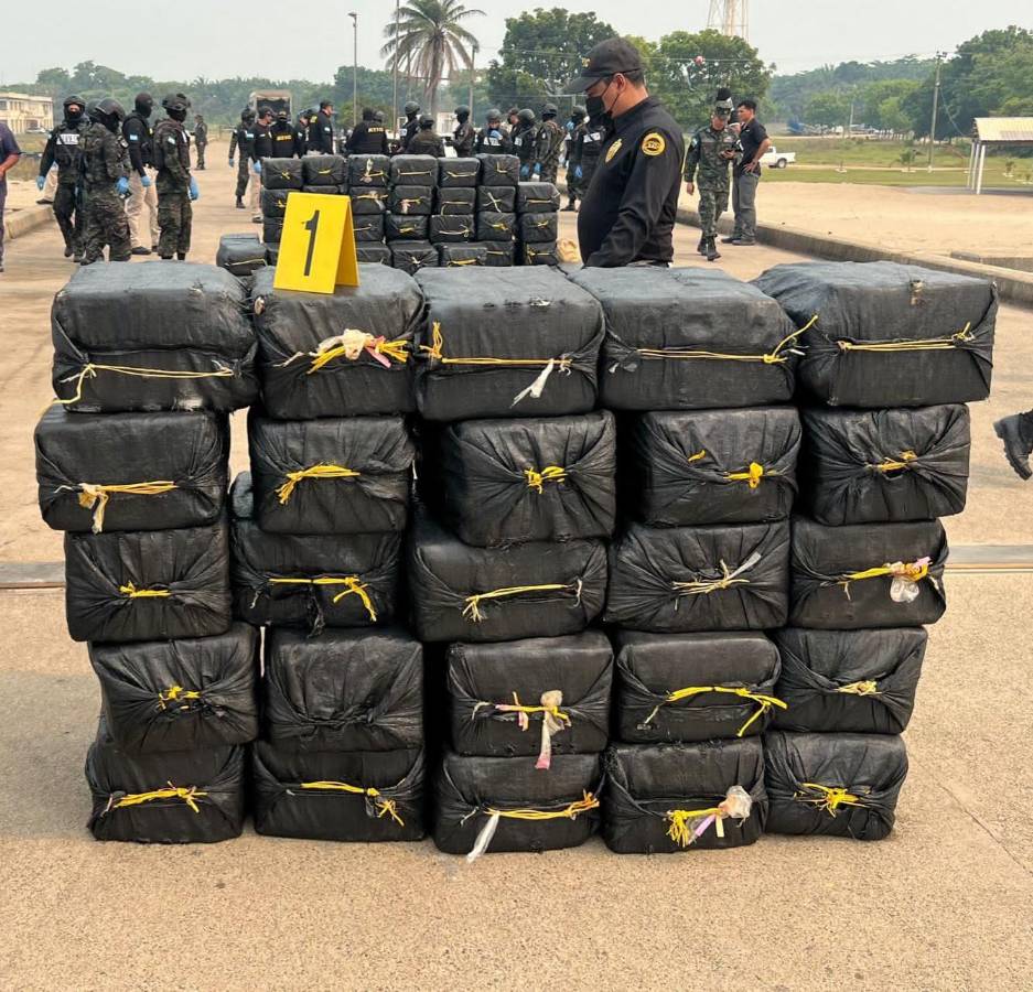 <b>112 paquetes</b> con una media de <b>25 kilogramos cada uno.</b>