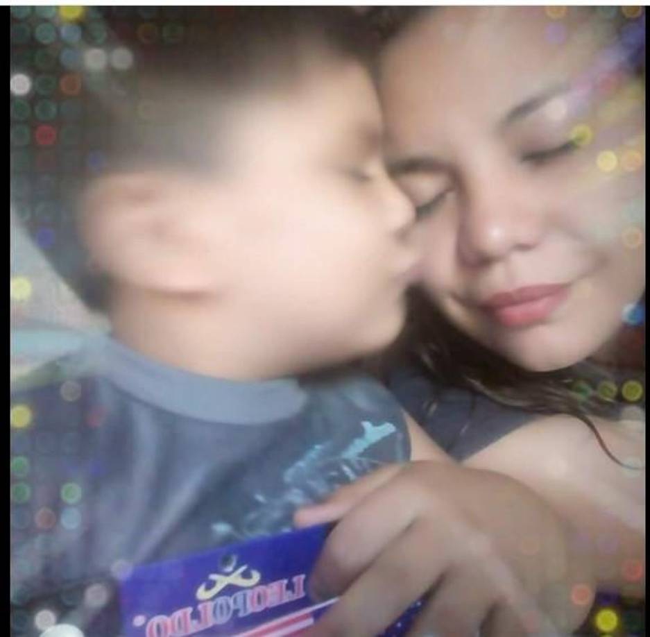 Cuando Karina pudo llegar al hospital, encontró a su niño entubado y en estado crítico. “Cuando yo lo vi, vi a sus ojitos que se movían de un lado para otro. Le agarré su mano y le dije a mi amor, aquí está mami, ya vino mami y cerró sus ojos y empezaron a salir lágrimas de sus ojitos”.