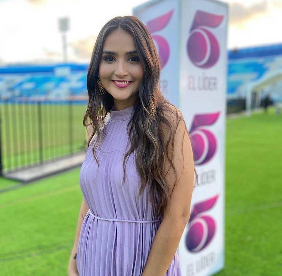 Gabriela Galeas de canal 5, luce un vestido color violeta. 