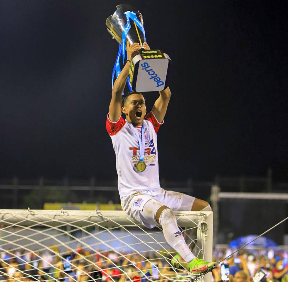 Edwin Rodríguez se pronunció sobre la opción de salir a jugar al extranjero. “Nunca he tenido contacto con nadie de la liga de Argentina, pero en el futuro se podría lograr algo y sería muy bueno, pero por el momento pertenezco a Olimpia”, dijo el mediocampista.