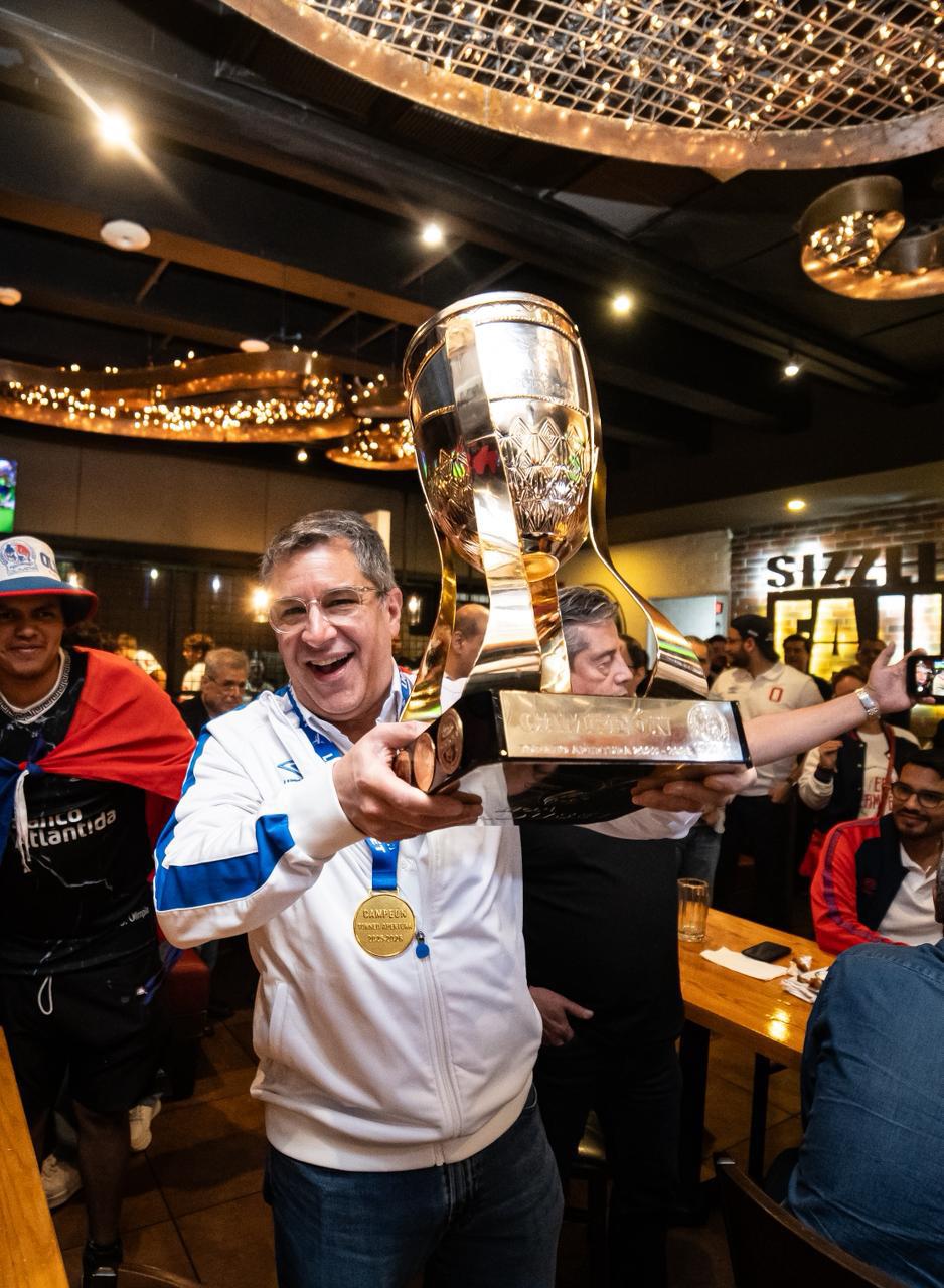 Cena íntima del Olimpia tras la 40, leyenda presente y un 'infiltrado'