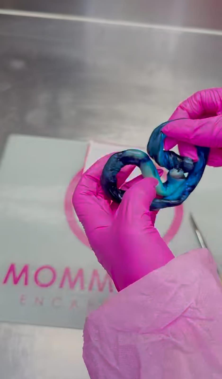 Cardi B convierte su cordón umbilical en una lujosa joya