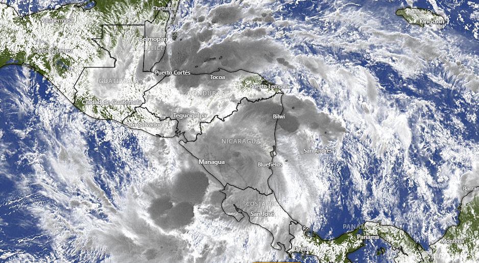 Julia mantiene fuerza de huracán mientras cruza Nicaragua hacia el Pacífico
