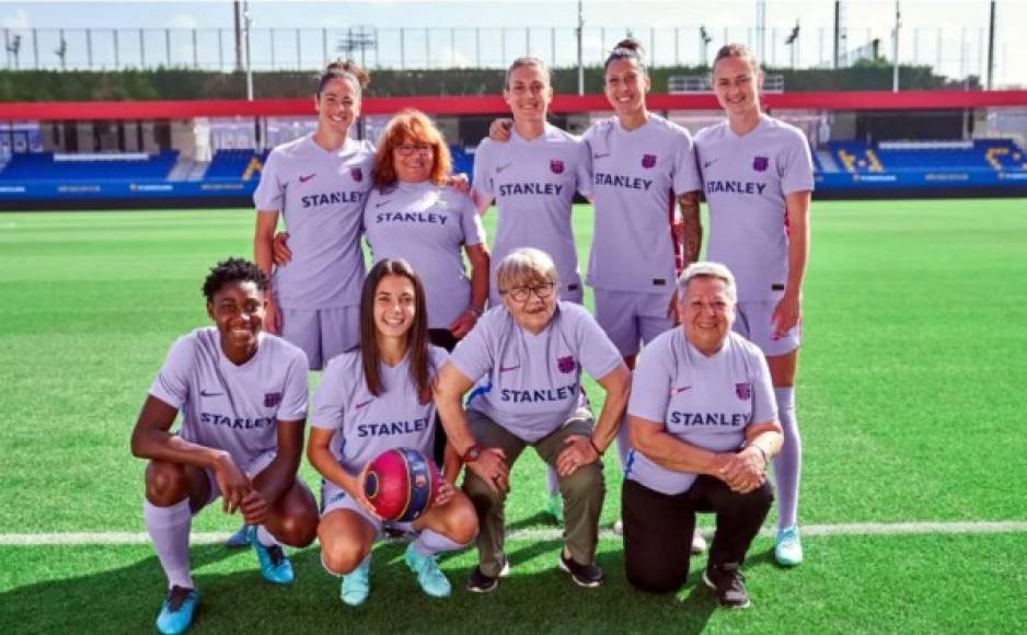 Del lado del equipo femenino la idea es similar y homenajean a las primeras jugadoras de la sección femenina del Barcelona, como Lolita Ortiz, Consuelo Pérez y Pilar Gazulla, cuando se van a cumplir 50 años del partido que el 25 de diciembre de 1970 disputó en el Camp Nou el equipo de mujeres Selecció Ciutat de Barcelona, considerado como el embrión del fútbol femenino azulgrana.