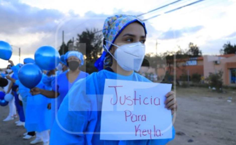 La portavoz de la Secretaría de Seguridad, Rebeca Martínez, dijo que durante la ronda de supervisión de las celdas que hacen los agentes, se conoció que la universitaria estaba intentado quitarse la vida, por lo que de inmediato se procedió a trasladarla a un centro médico en un intento por salvarle la vida, donde se informó que había fallecido.