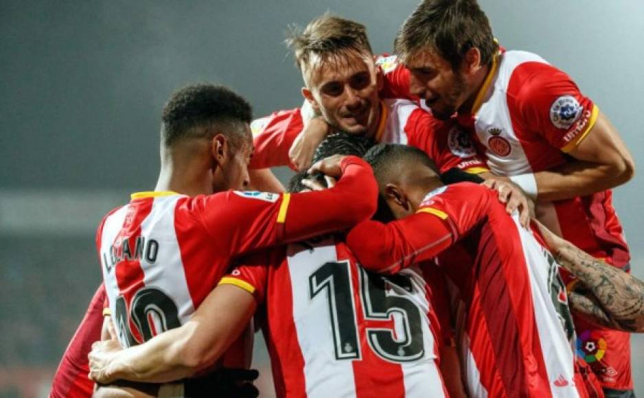 El 'Choco' Lozano festejando con sus compañeros el tercer gol del Girona.