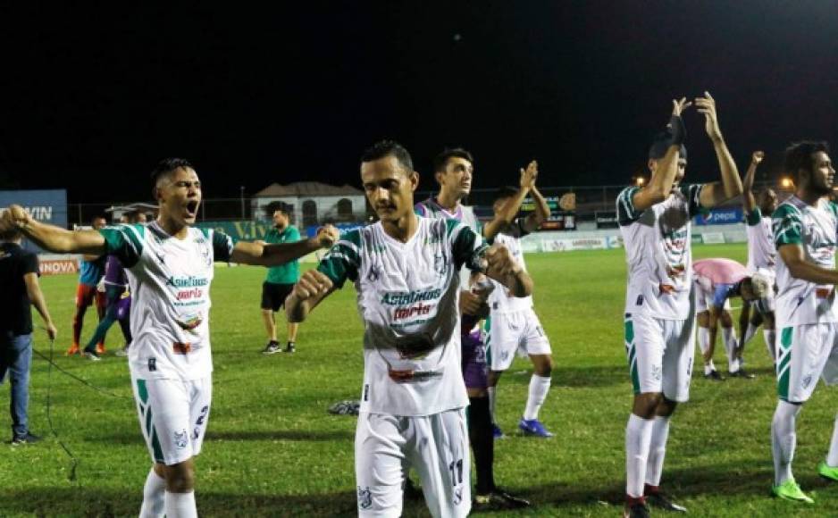 Los jugadores del Platense celebrando el triunfo y agradeciendo a su afición el apoyo.