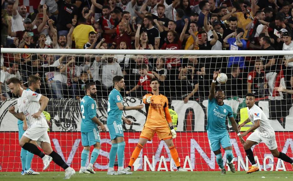 Ivan Rakitic corriendo a celebrar su golazo de tiro libre para el 1-0 del Sevilla.