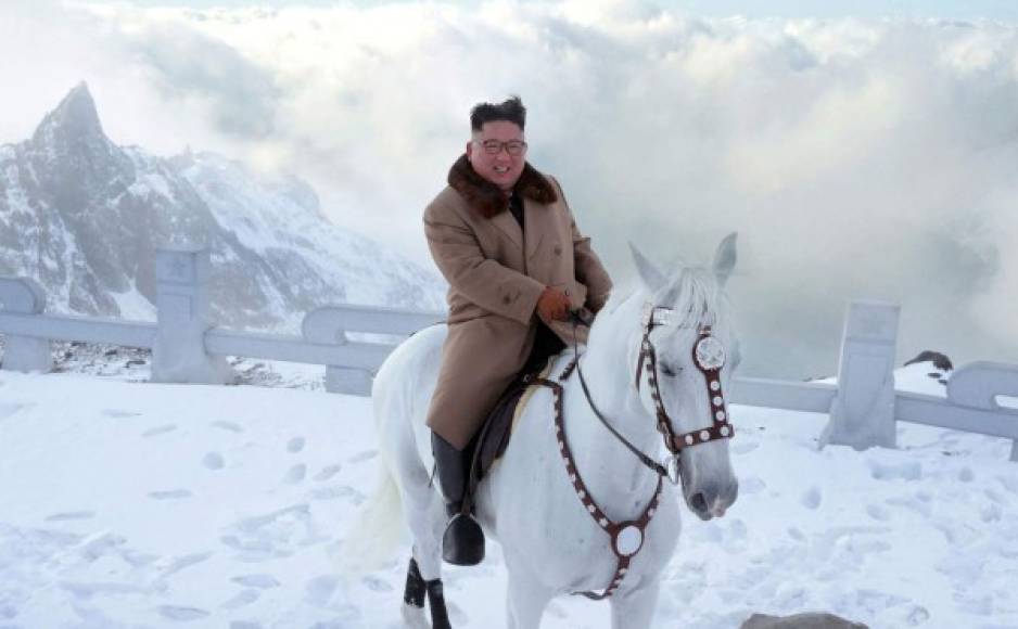 Kim también estuvo en esta montaña en diciembre de 2017, antes de un proceso de apertura diplomática que permitió, entre otros, una cumbre histórica con el presidente estadounidense Donald Trump. Sin embargo, estas negociaciones no avanzaron en los últimos meses y Corea del Norte aumentó la tensión diplomática con una serie de pruebas de misiles.