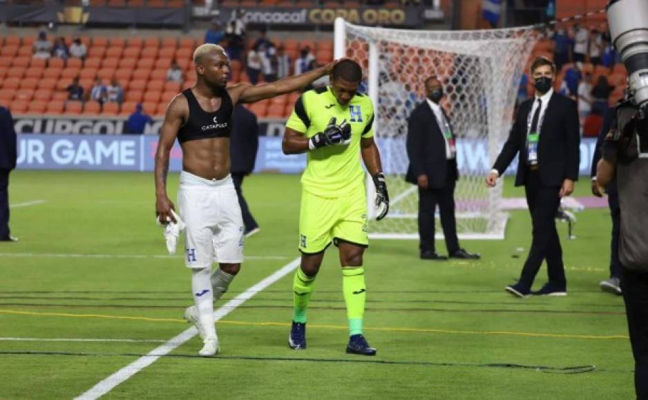 Kevin Álvarez consolando a 'Buba' López tras la derrota de Honduras.
