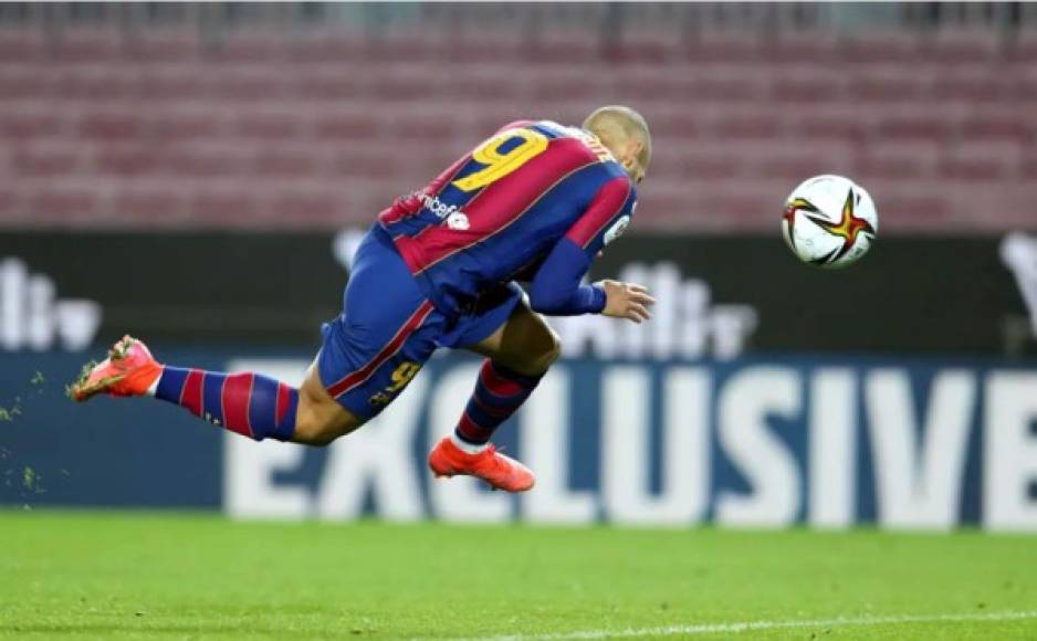 Martin Braithwaite voló para cabecear y marcar el gol de la clasificación del Barcelona.