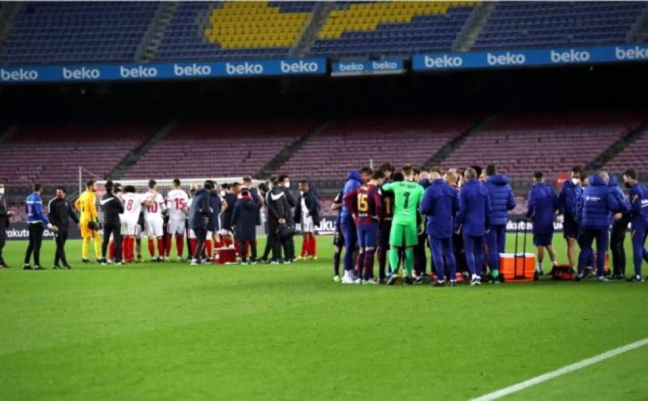 Futbolistas del Barcelona y Sevilla en grupos antes del comienzo de la prórroga.