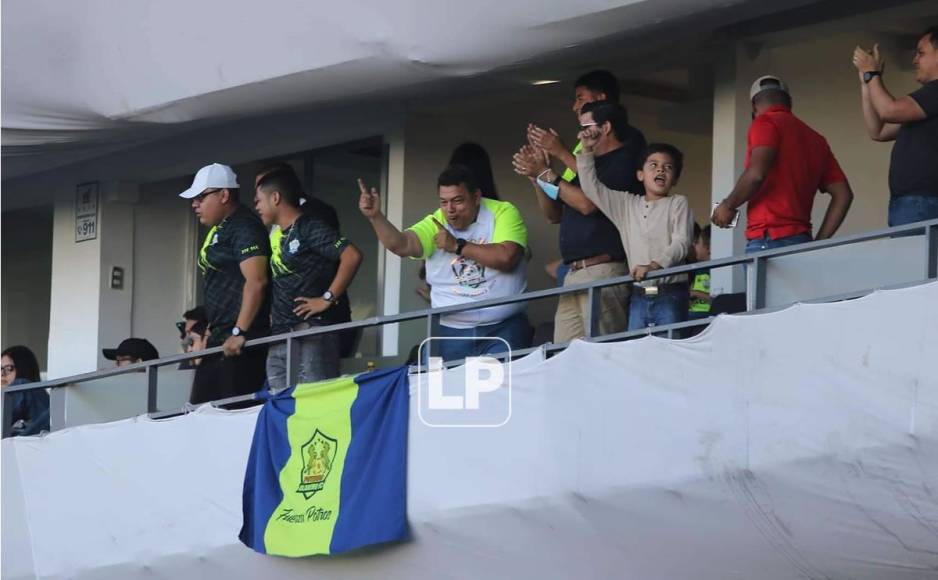 El presidente del Olancho FC, Samuel García, se desató en el palco del estadio Nacional Chelato Uclés y así celebró los goles de su equipo ante Motagua.