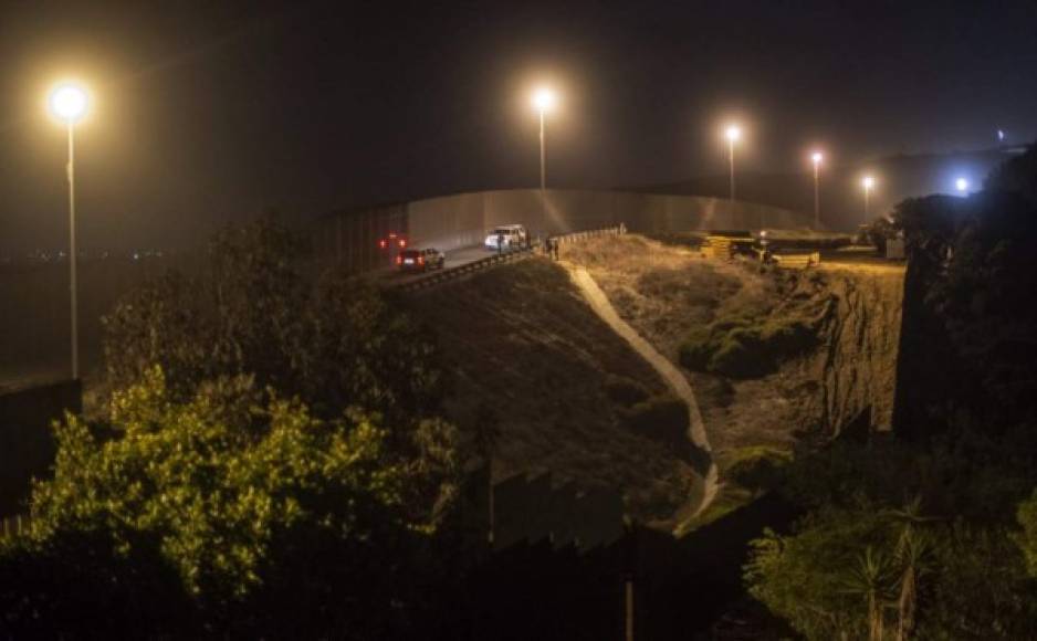 La frontera de Estados Unidos y México en Tijuana está cerrada por una inmensa valla perimetral. Además, miles de efectivos estadounidenses la patrullan para evitar que migrantes ilegales busquen la forma de penetrarla.