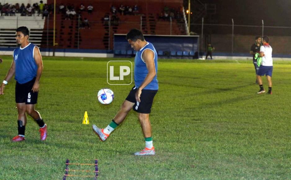 De León demostró su calidad con el balón en los pies durante el calentamiento.