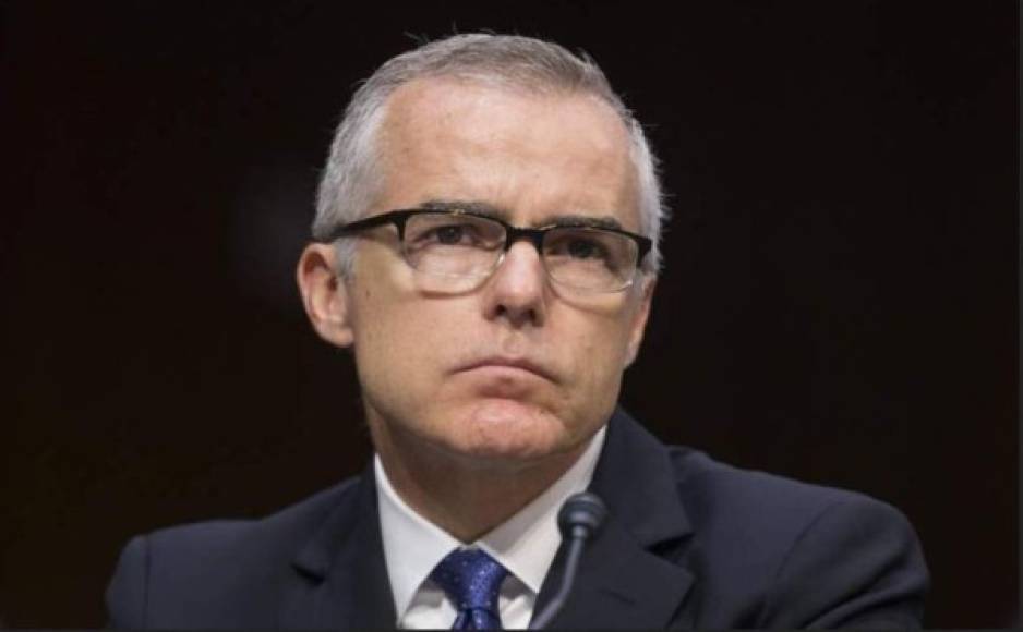 Andrew McCabe: Segundo en la cadena de mando del FBI hasta su dimisión el 30 de enero de 2018. Dimitió tras ser repetidamente acusado por el presidente de favorecer a su rival electoral, Hillary Clinton, en la investigación sobre el caso de los correos electrónicos enviados por Clinton a través de un servidor privado cuando estaba al frente de la Secretaría de Estado.