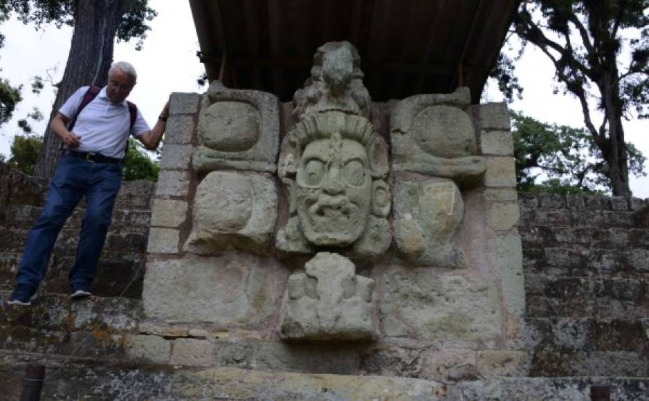 Excavando dos fosas en la cima de una pequeña colina en el Parque Arqueológico Copán, al noroeste de Honduras, arqueólogos japoneses descubrieron seis osamentas que podrían arrojar nuevas luces sobre la deslumbrante cultura maya.