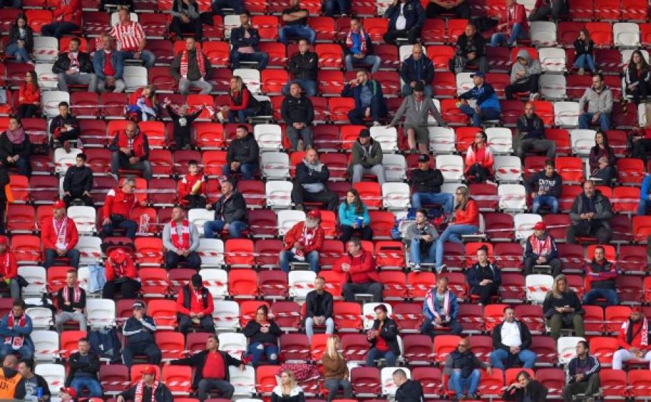 Un asiento libre por cada cuatro y una fila entera sin ocupar en la vuelta a estadios en Hungría.<br/>