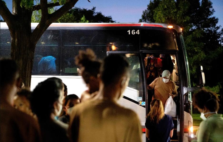 Illinois decreta emergencia para ayudar a migrantes enviados por Texas