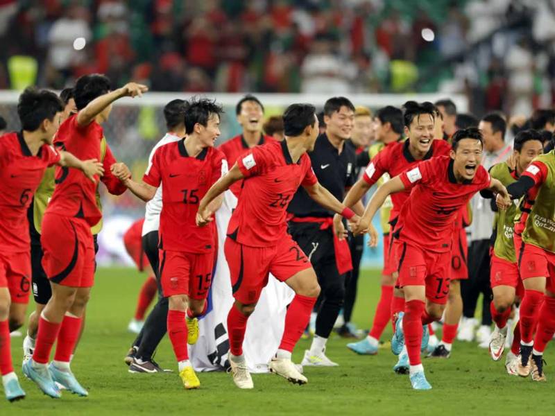 Los jugadores de Corea del Sur celebrando la histórica clasificación a octavos de final del Mundial de Qatar 2022.