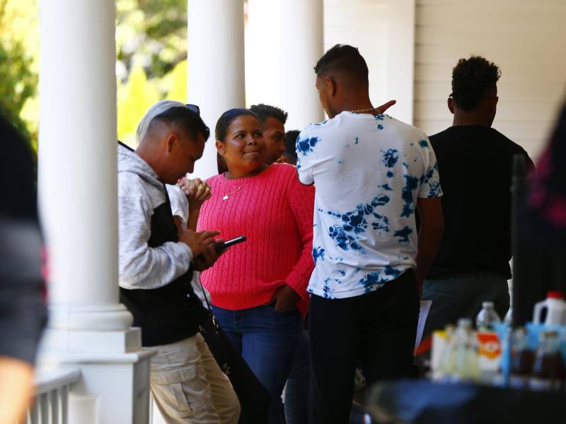 Un grupo de migrantes fueron trasladados desde Texas hacia Sacramento en avión.