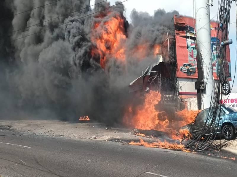 <b>Un incendio consumió varios locales.</b>