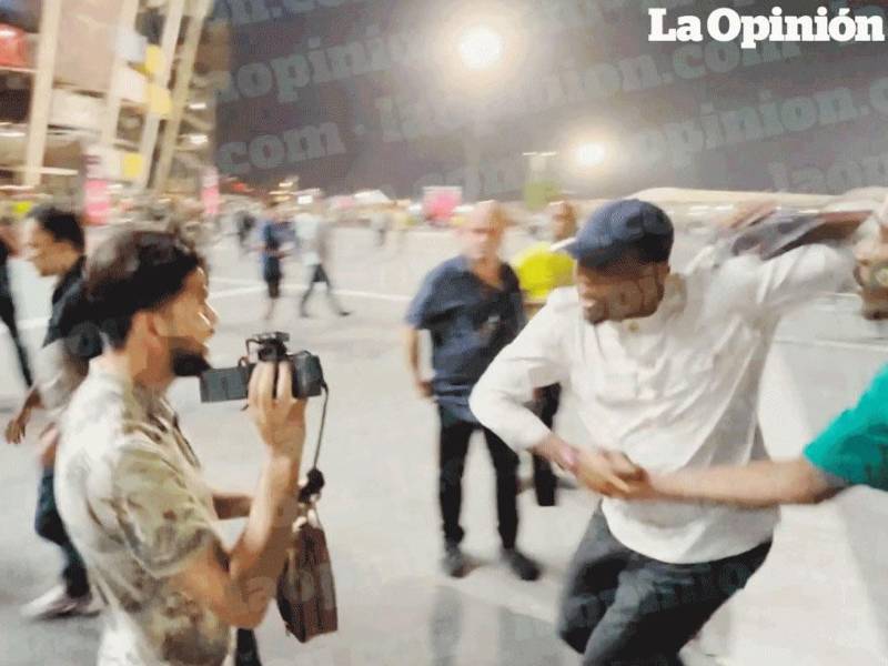 Samuel Eto’o se fue encima del aficionado y lo terminó agrediendo con una violenta patada en la cabeza.