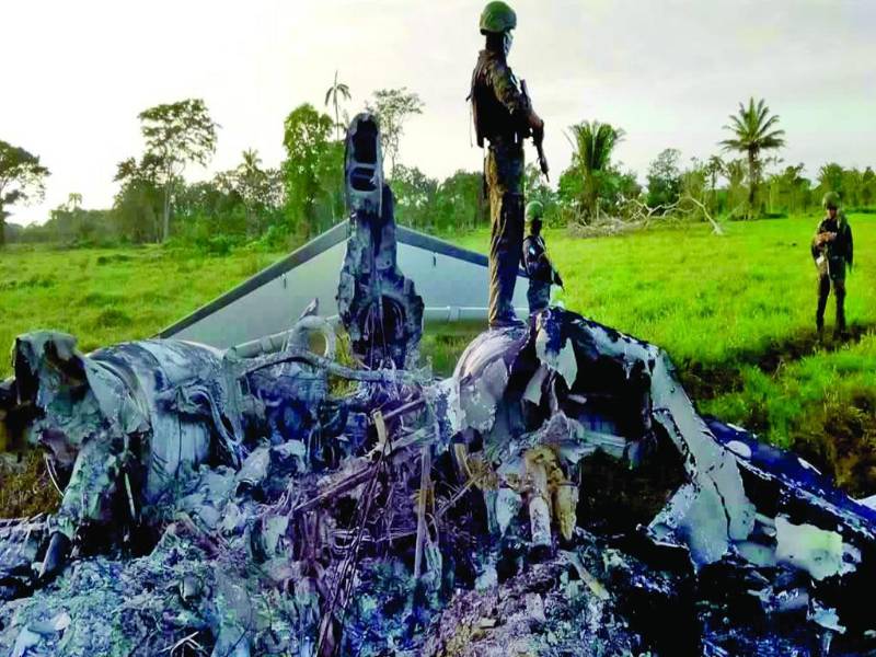 <b>Después de descargar la droga, los narcotraficantes quemaron el jet en una pista.</b>