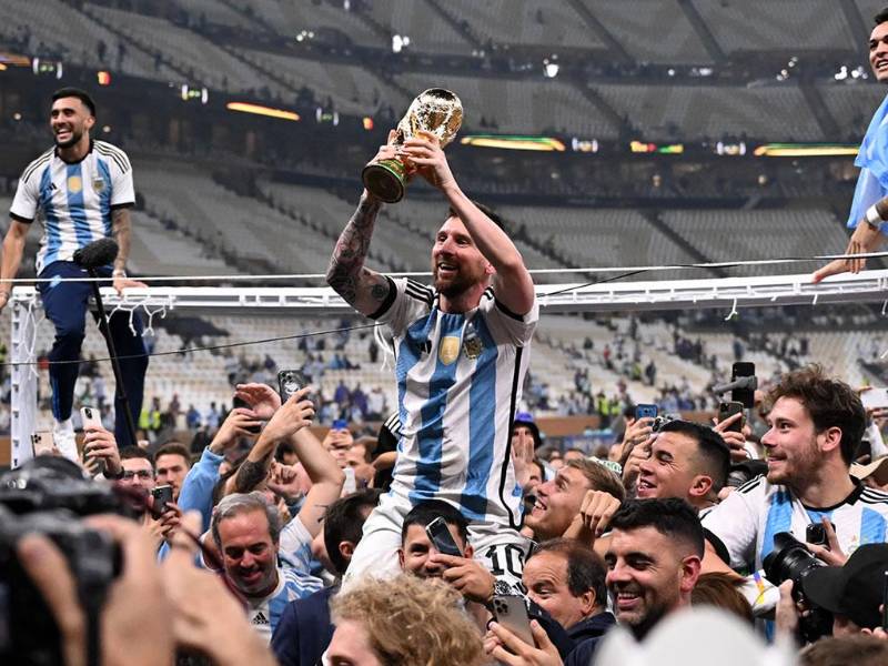 Lionel Messi levantando el trofeo de la Copa del Mundo tras ganarlo en el Mundial de Qatar 2022.
