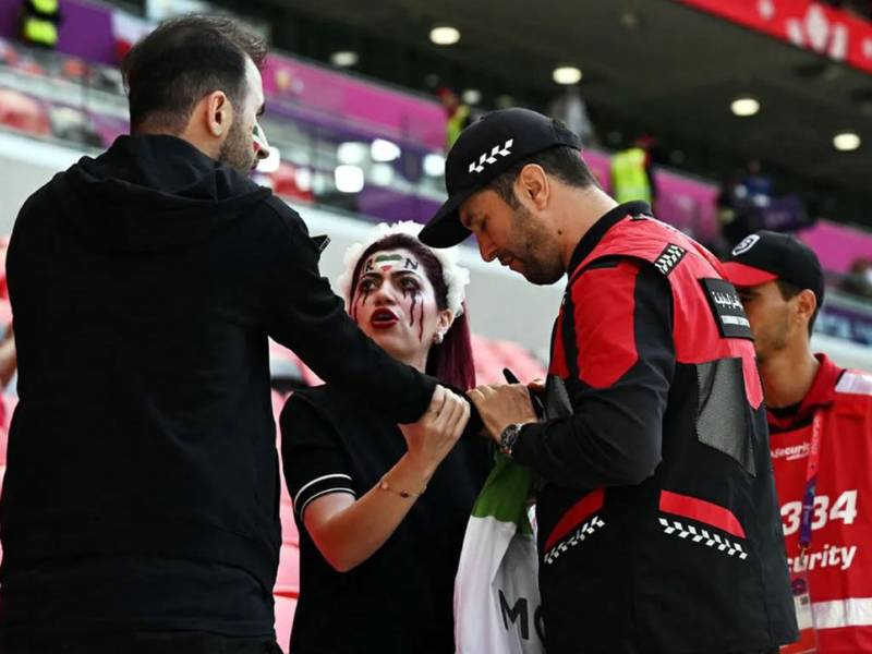 Una aficionada iraní sufrió un bochornoso momento en el partido Gales-Irán.