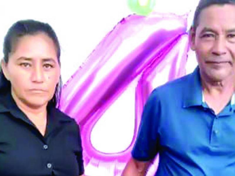 Parientes lloran por la muerte de Nicolás Melgar y Juana Antonia Lemus Murillo, hecho ocurrido en la aldea La Jutosa. Eduardo Benítez, supuesto homicida de la pareja, fue capturado.